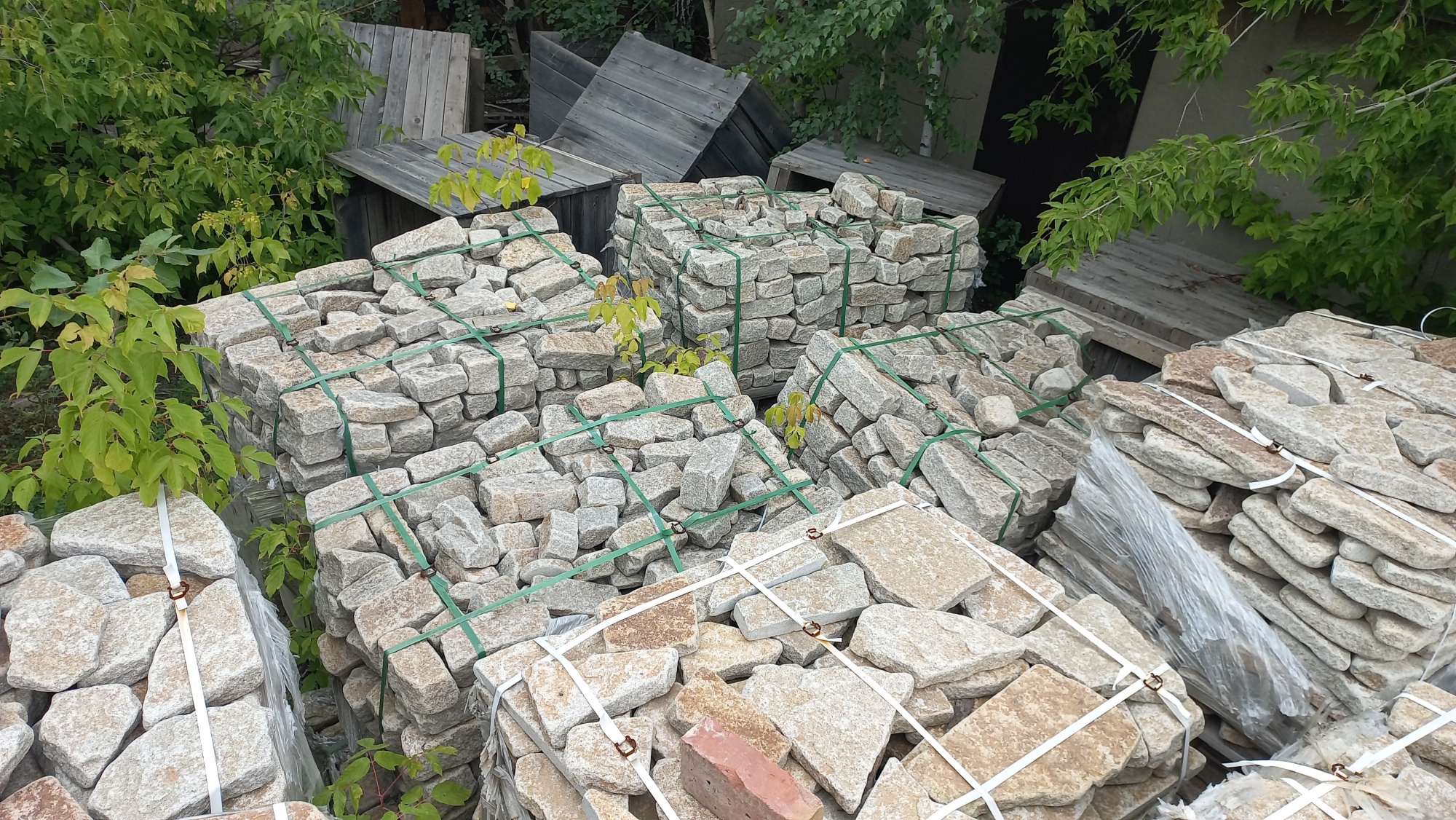 Плитняк галтованный гранитный для ландшафтного дизайна купить в Чеченской Республике