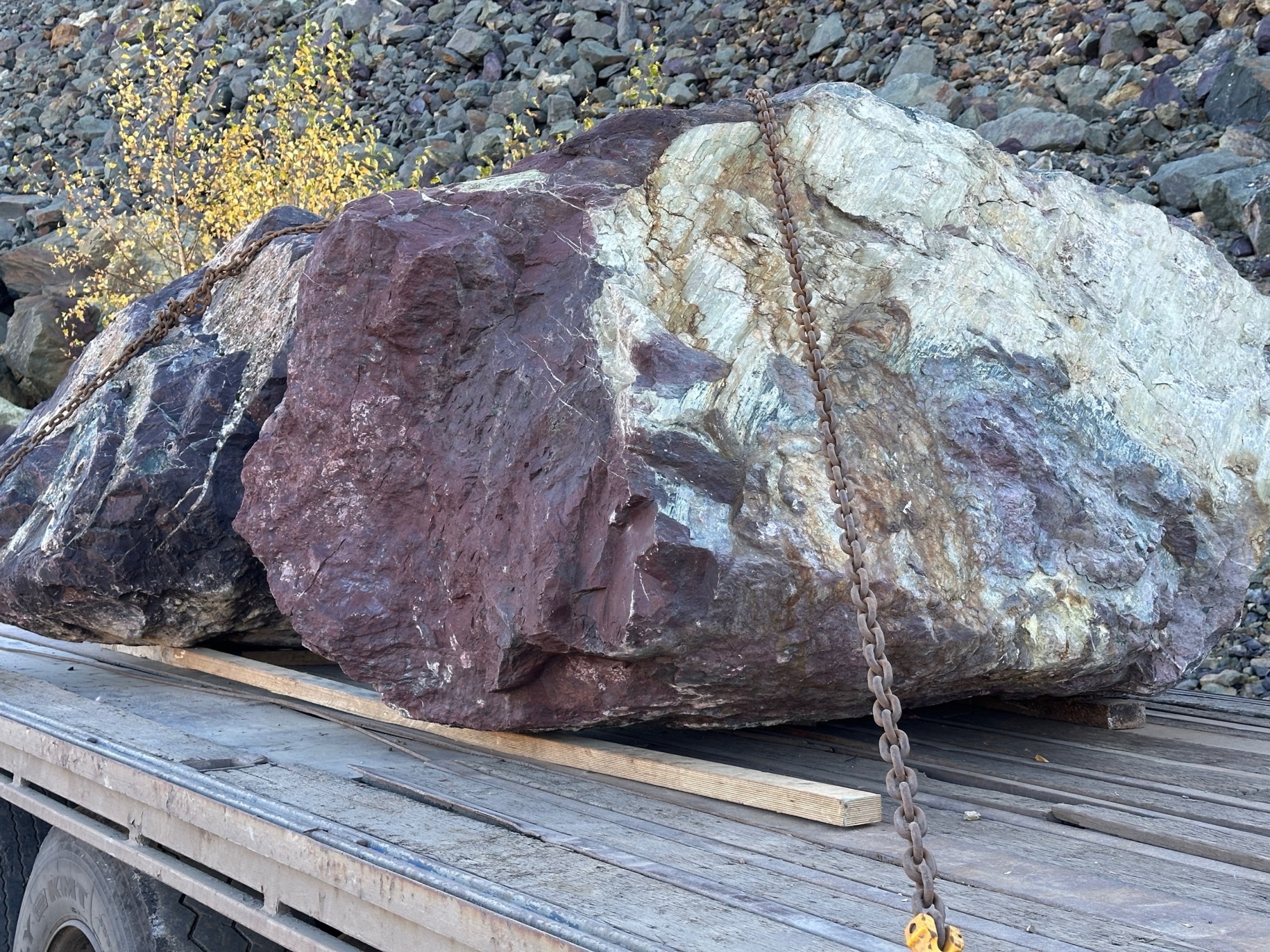 Огромные красно-фиолетовые валуны для ландшафтного дизайна весом более 5 тонн купить в Чеченской Республике