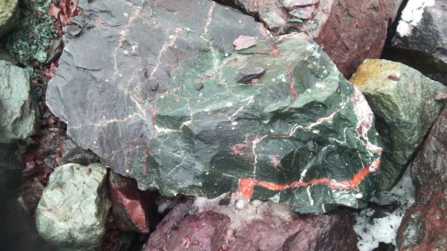 Гигантские зелёные валуны для ландшафтного дизайна весом более 5 тонн купить в Чеченской Республике