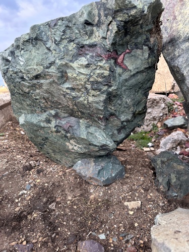 Гигантские зелёные валуны для ландшафтного дизайна весом более 5 тонн купить в Чеченской Республике