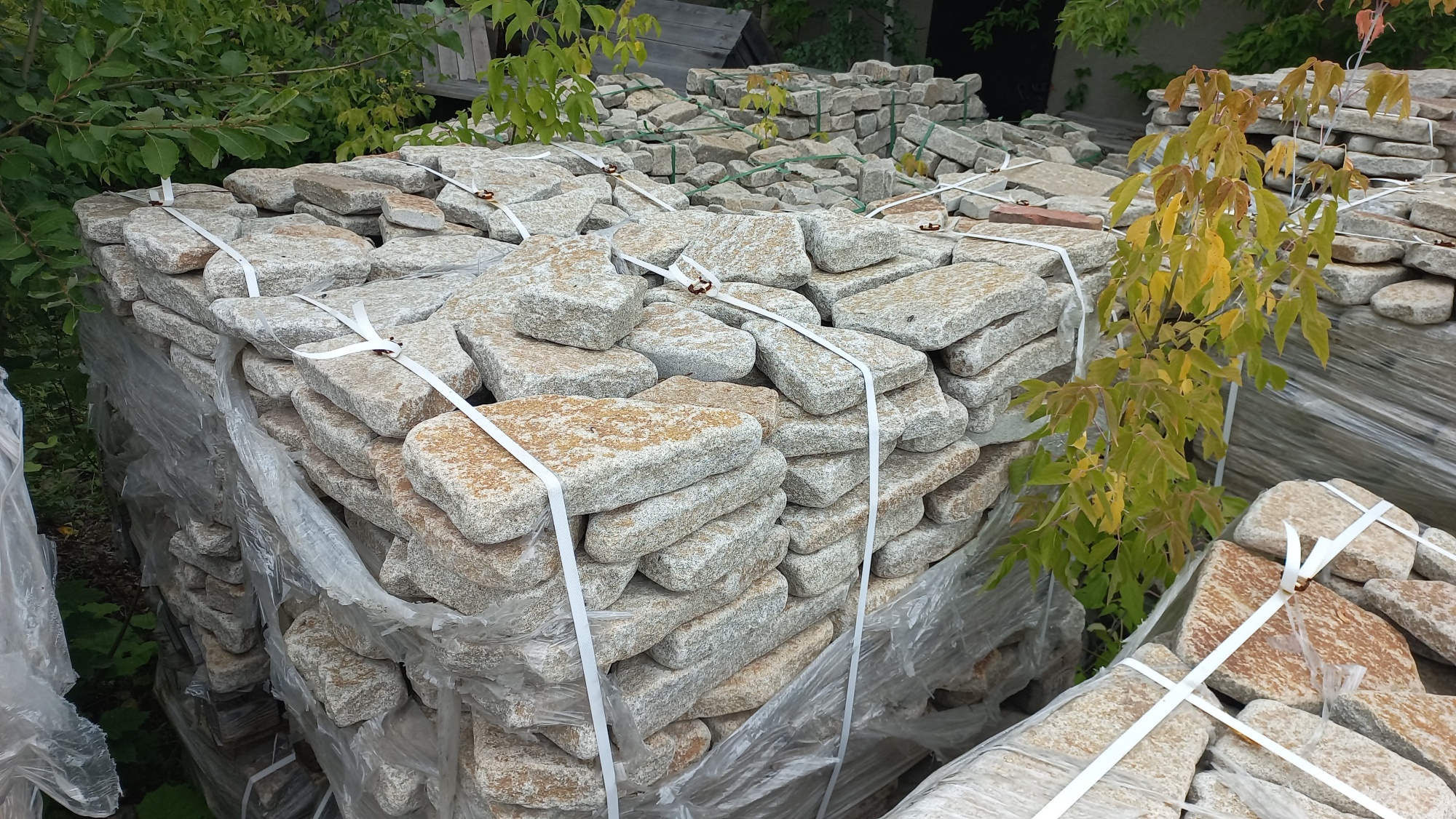 Плитняк галтованный гранитный для ландшафтного дизайна купить в Чеченской Республике