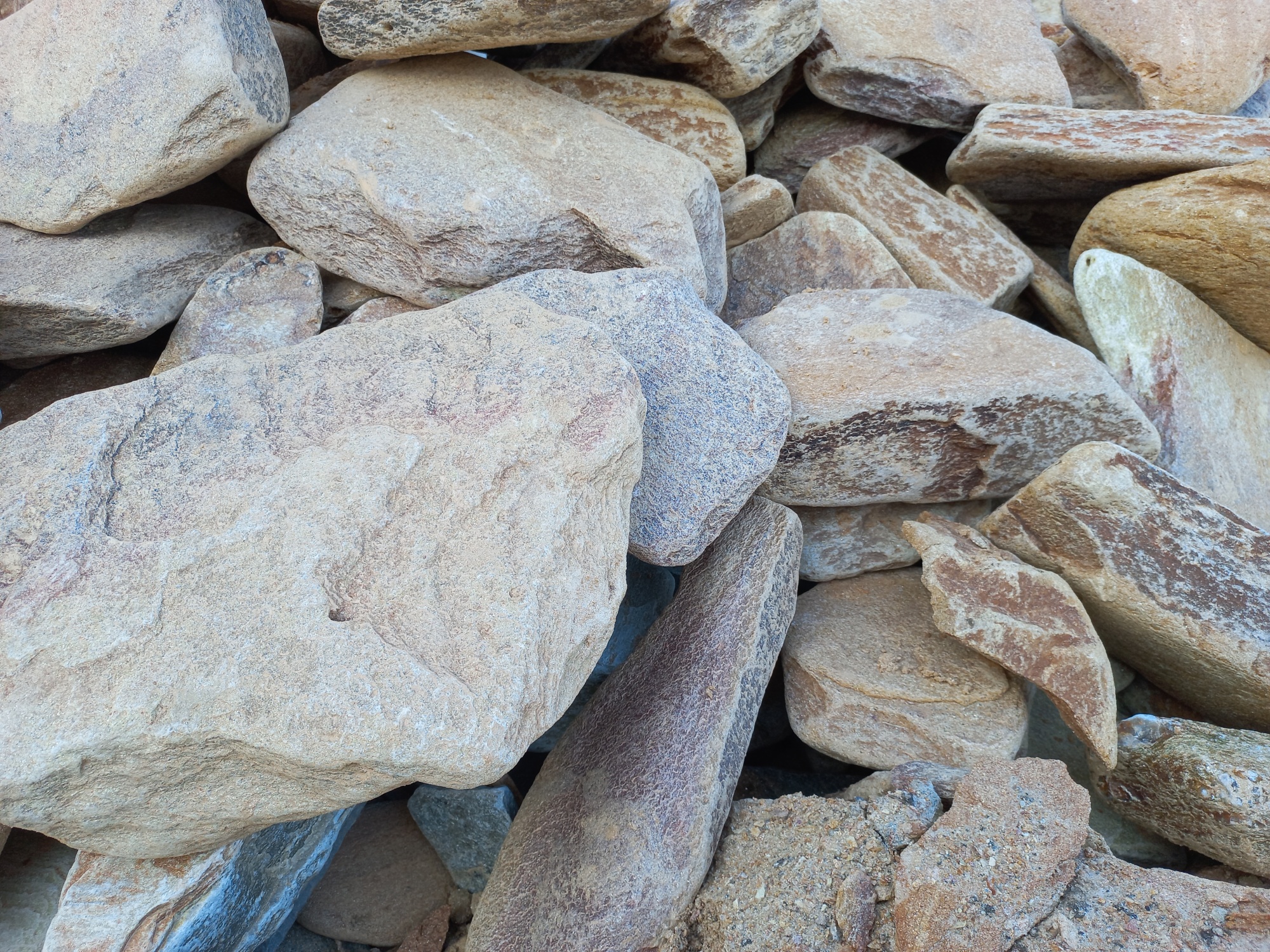 Златолит жёлтый, жёлто-зелёный глыбки и валуны для ланшафтного дизайна купить в Чеченской Республике