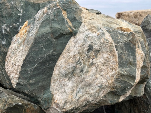 Гигантские зелёные валуны для ландшафтного дизайна весом более 5 тонн купить в Чеченской Республике