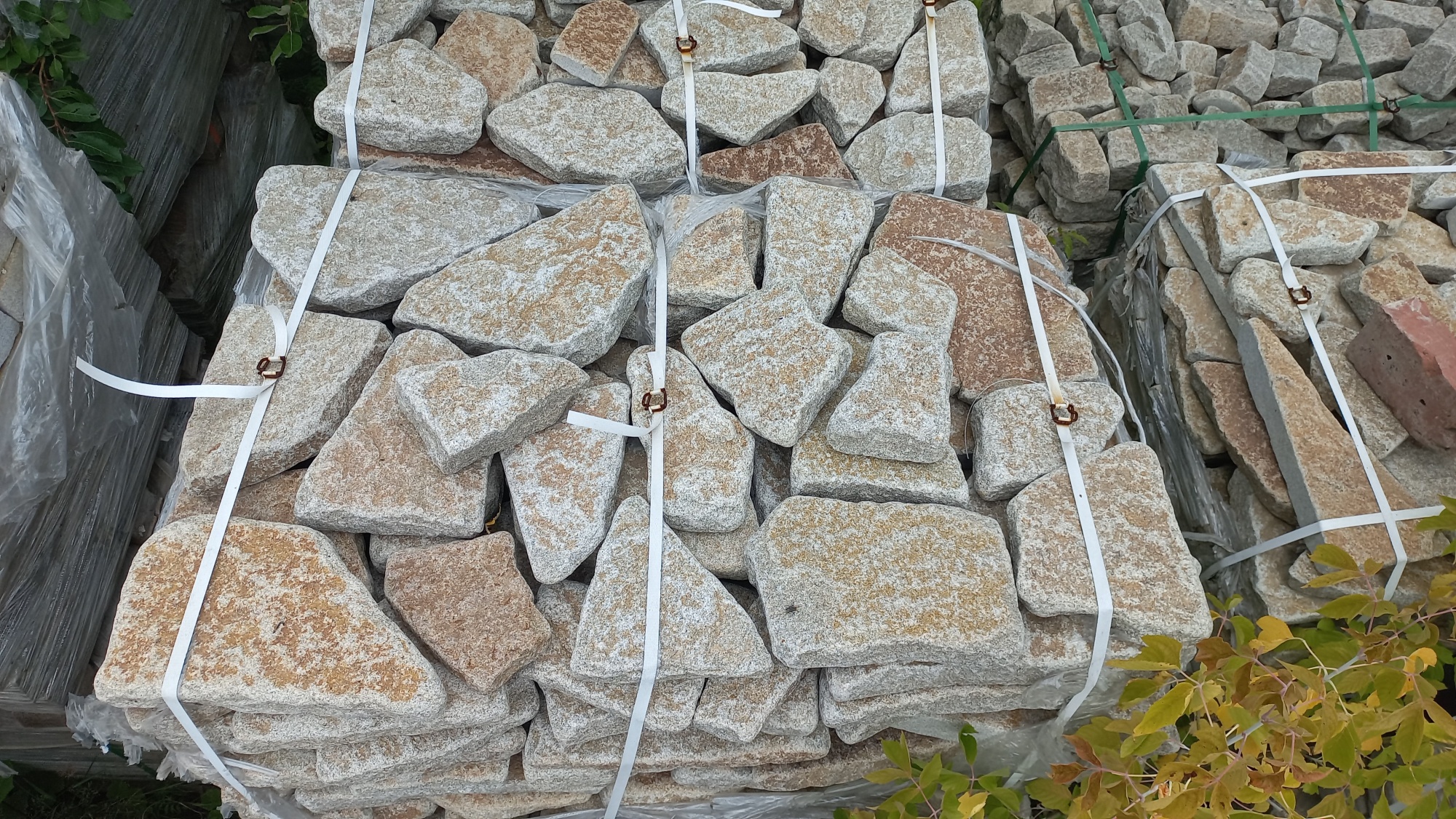 Плитняк галтованный гранитный для ландшафтного дизайна купить в Чеченской Республике