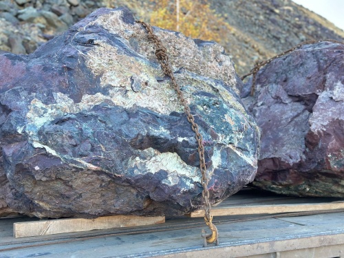 Огромные красно-фиолетовые валуны для ландшафтного дизайна весом более 5 тонн купить в Чеченской Республике